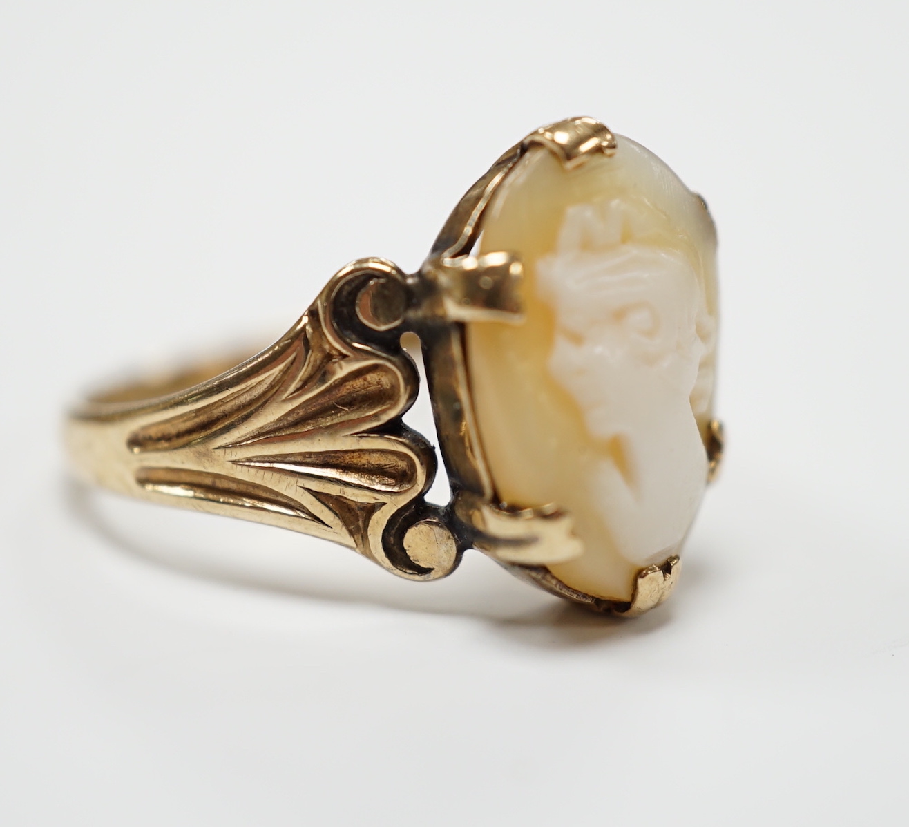 A 9ct gold and cameo shell set oval ring, size L, gross weight 2.8 grams.